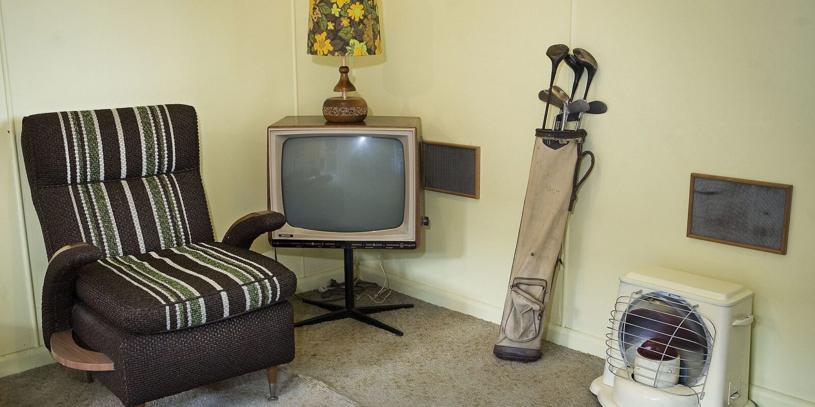 https://commons.wikimedia.org/wiki/File:TV_set,_Golf_clubs_and_other_furniture_in_a_beach_house,_Auckland_-_1022.jpg