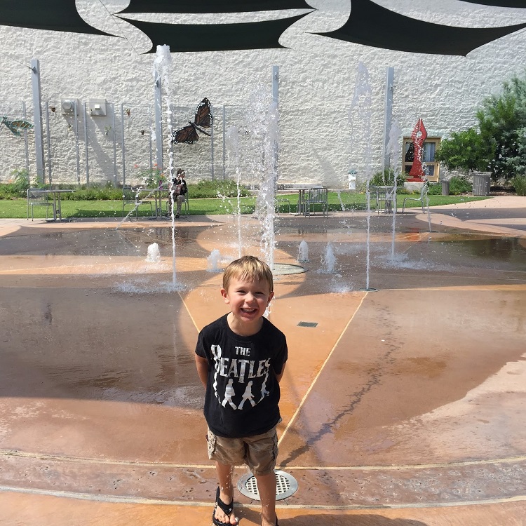 een kind speelt op een splash pad