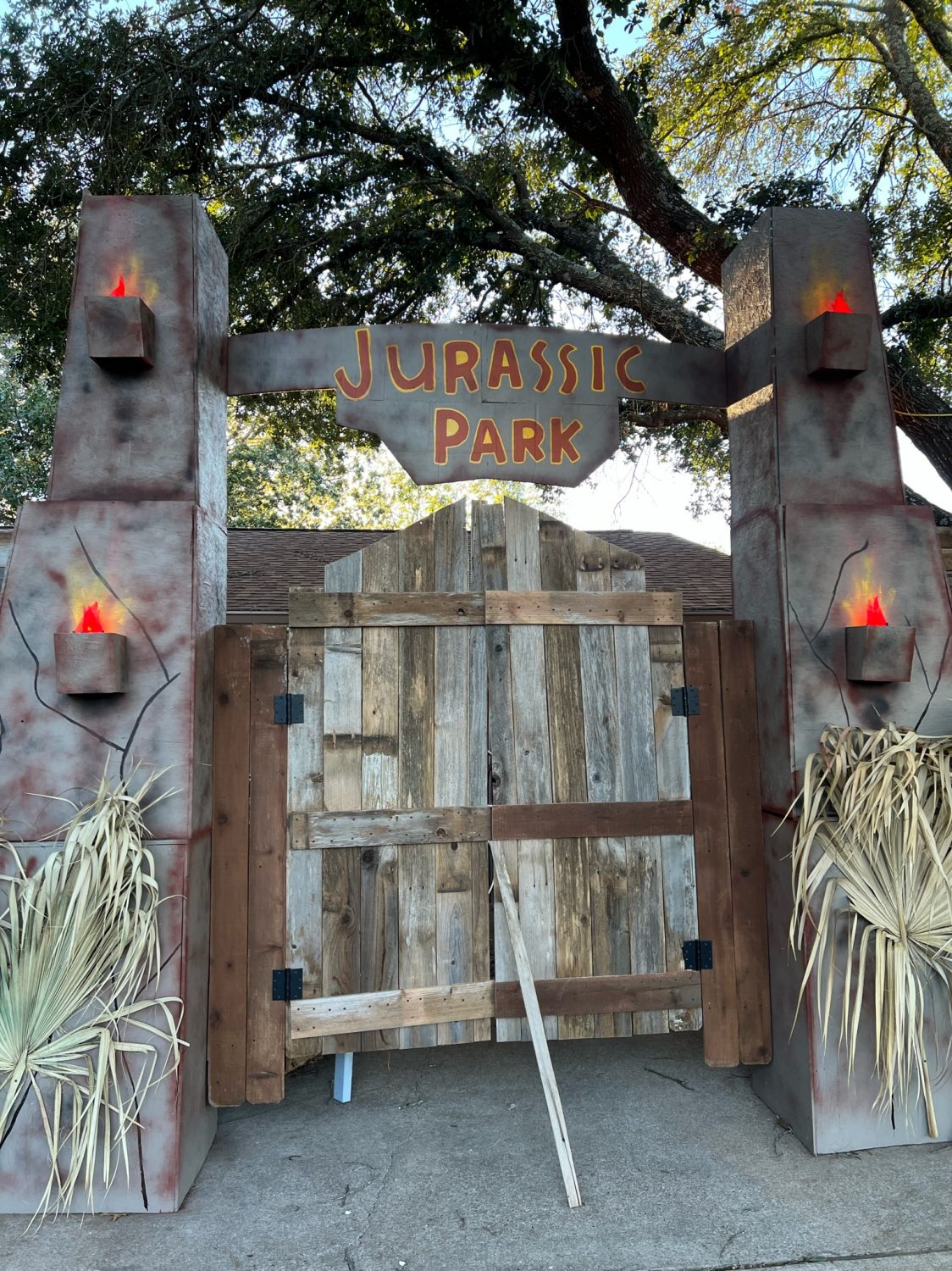 Austin.com Jurassic Park House Comes Alive For Halloween In North Austin